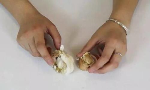 大蒜还有这用处，放一枚在花盆里，解决了大多数人的烦恼！