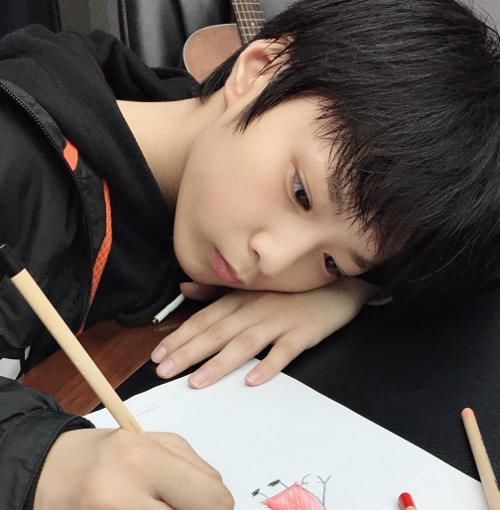 鼠标|刘耀文晒锁屏壁纸,手机显示时间恰好与宋亚轩有关,真秀呀