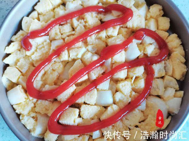 拉丝|没想到馒头做的披萨也这么美味，披萨底部金黄，蛋香奶香味道浓郁
