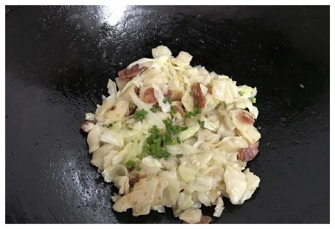 吃剩的饺子皮这么做，既当饭又当菜，老妈也直夸我真能干