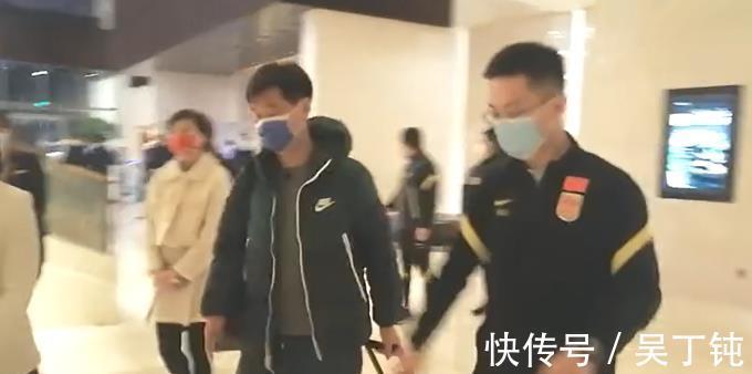 洋枪|国足利好!李霄鹏终于吃下定心丸:踢12强赛,至少还有1杆洋枪在