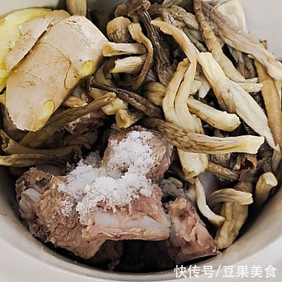 手残党必学菜谱之冬季暖汤（鹿茸菌排骨汤）