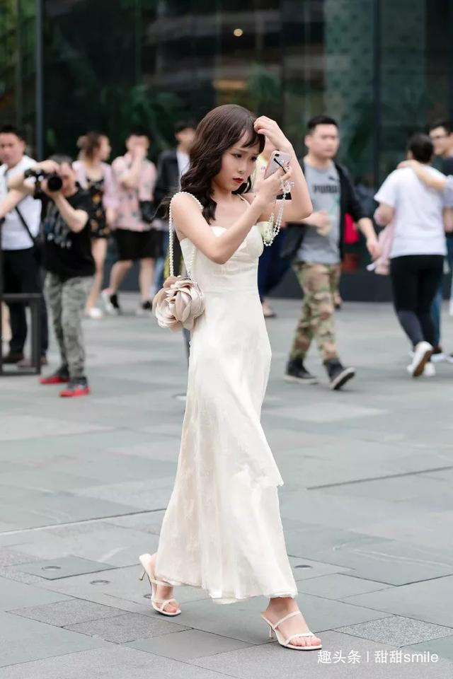 尖头高跟鞋 美女白色半身裙搭配一双条纹式的尖头高跟鞋,带着经典与时尚