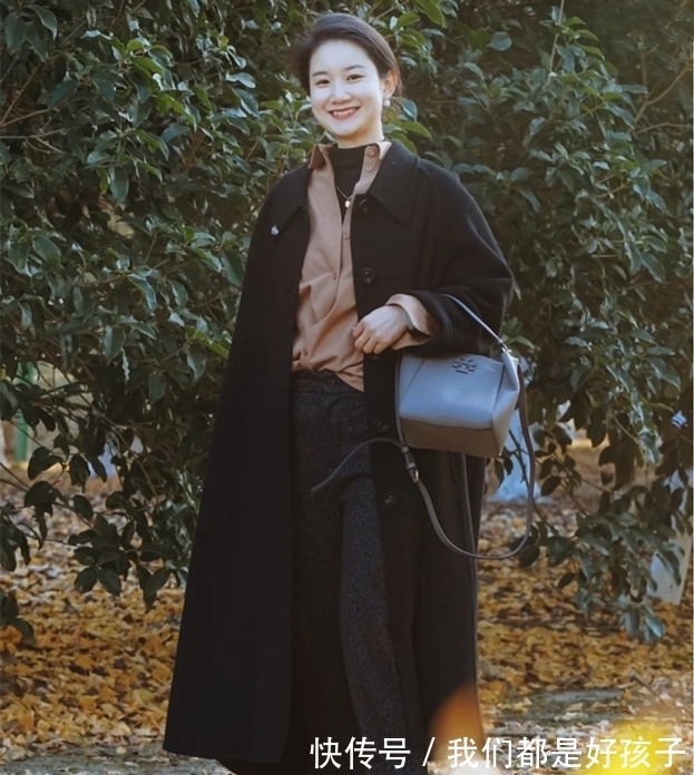 猫姐 最近火了一种穿搭叫:大衣+直筒裤,过年回家这么穿,高级显气质