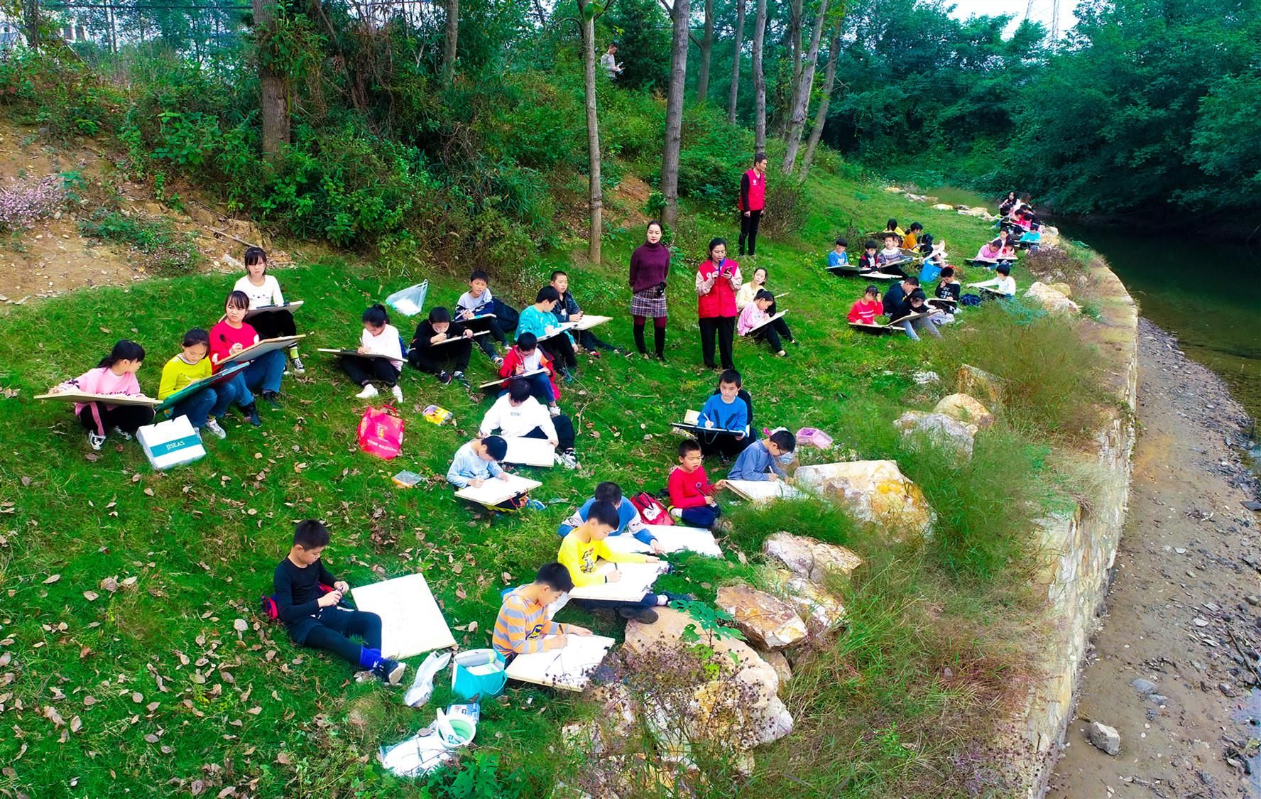农村小学怎么“双减”?这所学校把课堂搬进了山林田野间