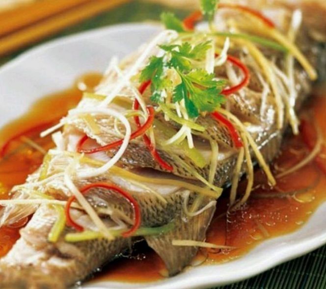 做清蒸鱼，有人加生抽，有人用蒸鱼豉油，大厨都加它，肉鲜嫩不腥