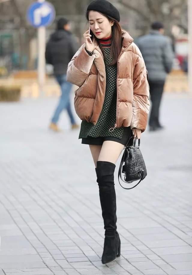 橘色|橘色时尚羽绒服，搭配黑色过膝高筒靴，穿出高贵优雅范