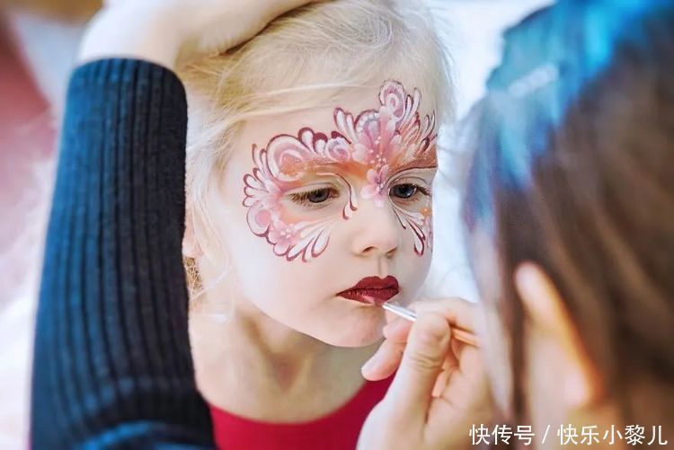 艺术家在小女孩脸上“面部彩绘”,画出来的效果,让人感到惊艳
