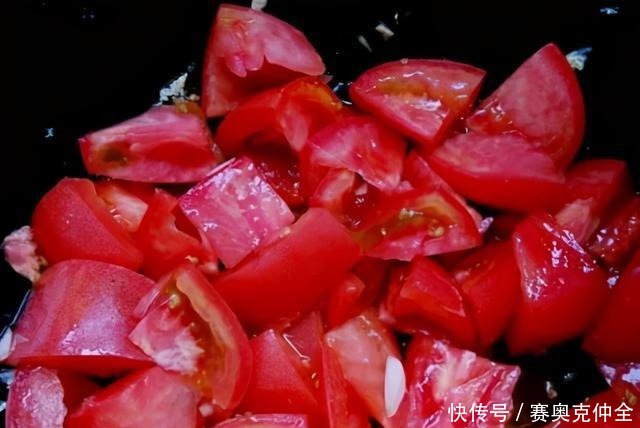 西红柿炒鸡蛋,千万不要放错顺序,不然鸡蛋吃着不香,西红柿不鲜