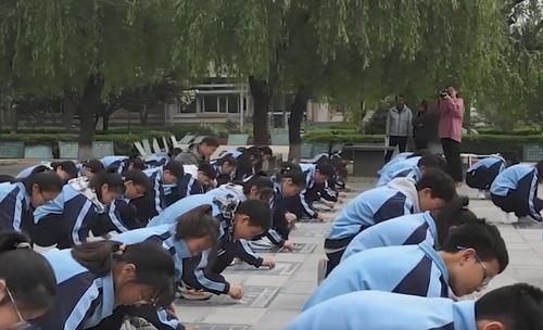 中学开地书课让学生练习书法，学生从未丢过卷面分，网友却不赞成