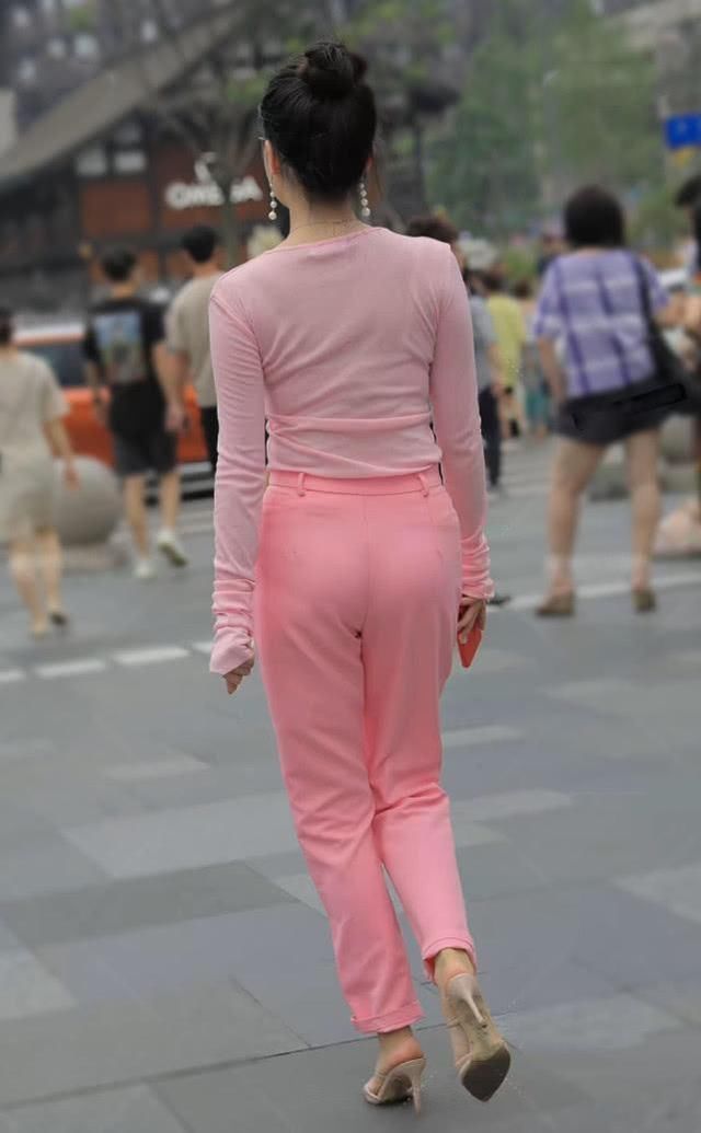 街拍美女小姐姐浅粉色长袖搭配荧光粉休闲裤,显得优雅又知性