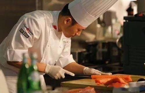 莲藕|日本大厨炫刀技,将鱼切成“蝴蝶”,中国厨师用整根莲藕霸气回击