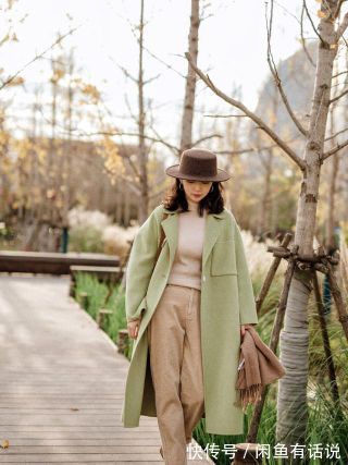 难怪阔腿裤失宠了,现在中年女人都爱穿“奶奶裤”,保暖又显气质