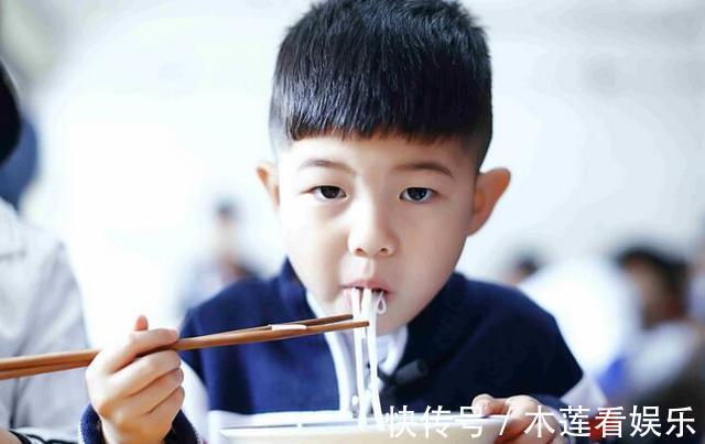 父母|母子在饭店吃了碗面,刚走出门,老板娘摇头这妈后半辈子惨咯