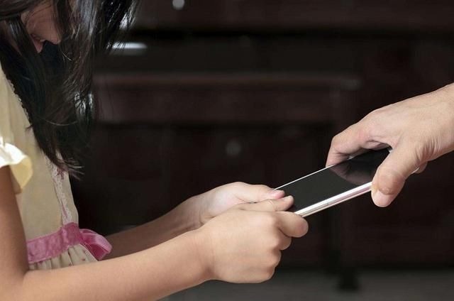 家长|经常玩手机的孩子,身上的这项能力,比不玩手机的孩子,要强太多