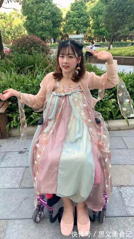 轮椅|高位截瘫的时尚博主:只要口红足够鲜艳,疤痕便不再显眼