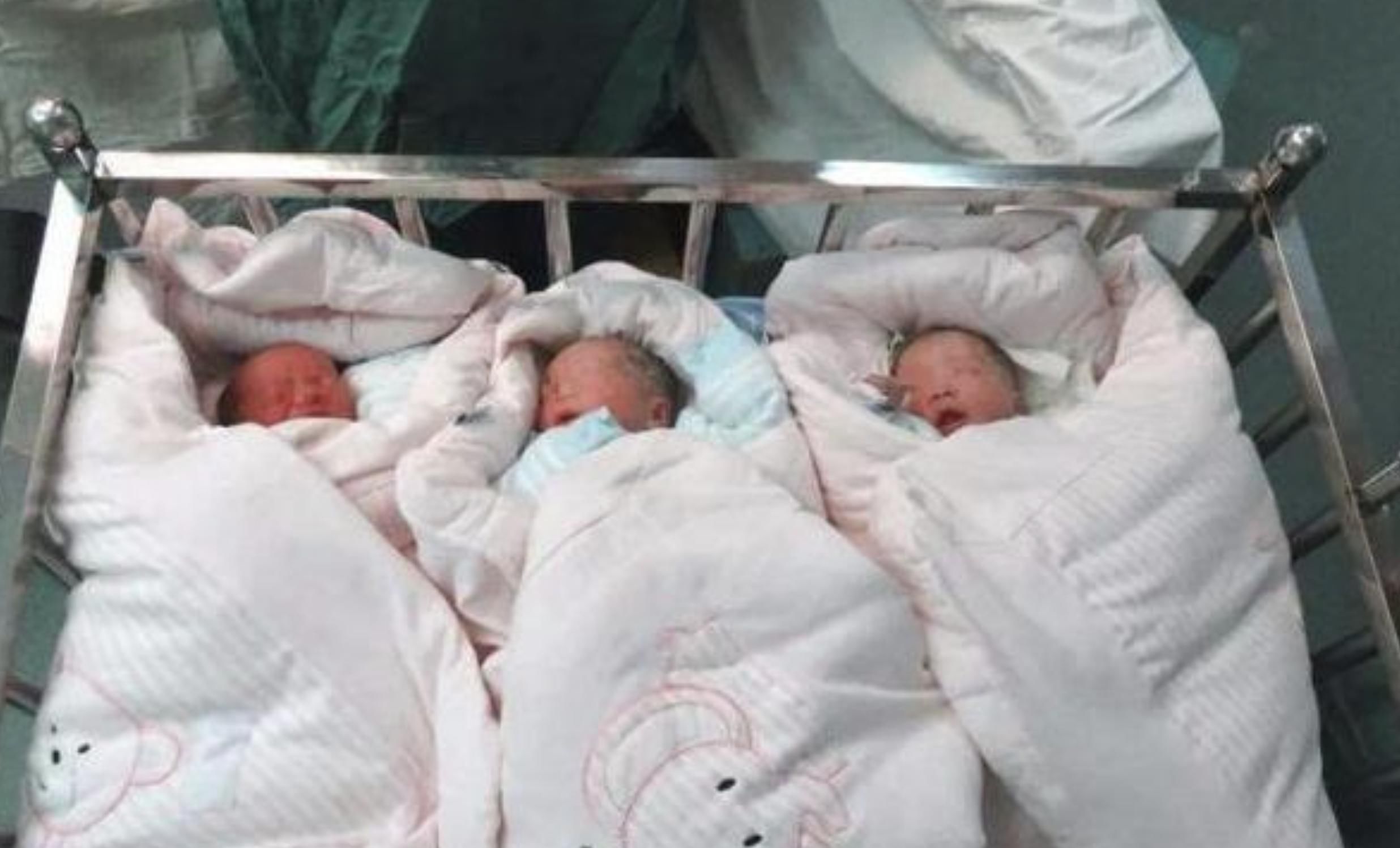 双胞胎|孕妈生下男娃后,过了6天又产下双胞胎,网友:人生赢家