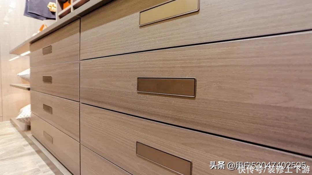极简|轻奢定制最前沿——挂墙式衣帽间