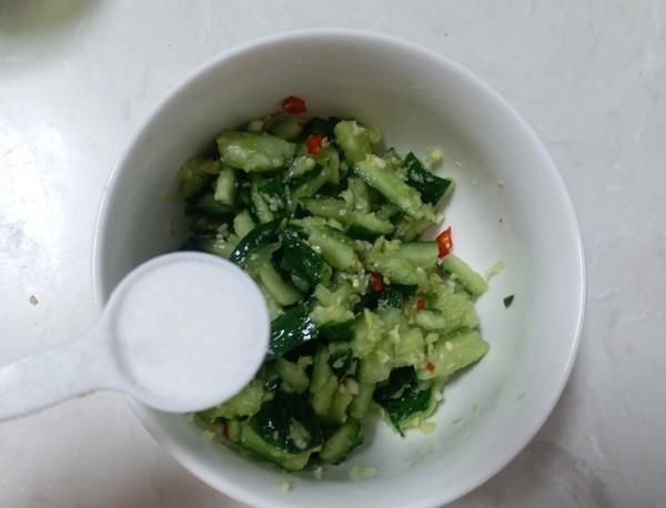 拌黄瓜,这2种调料不要放,10人做8人错,难怪不入味还发苦