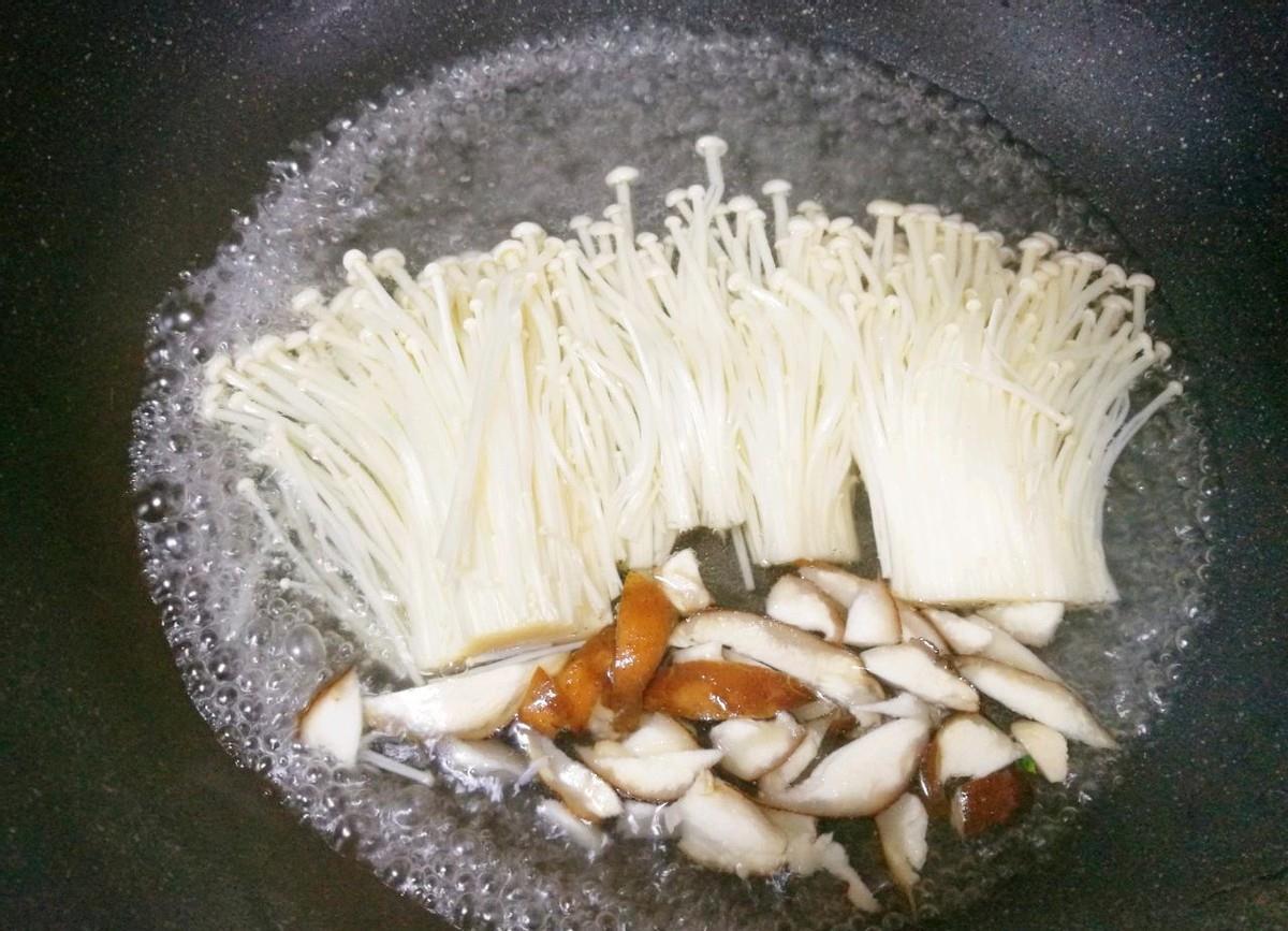秋葵|自制美味番茄菇菌豆腐汤,食材丰富,营养更丰富
