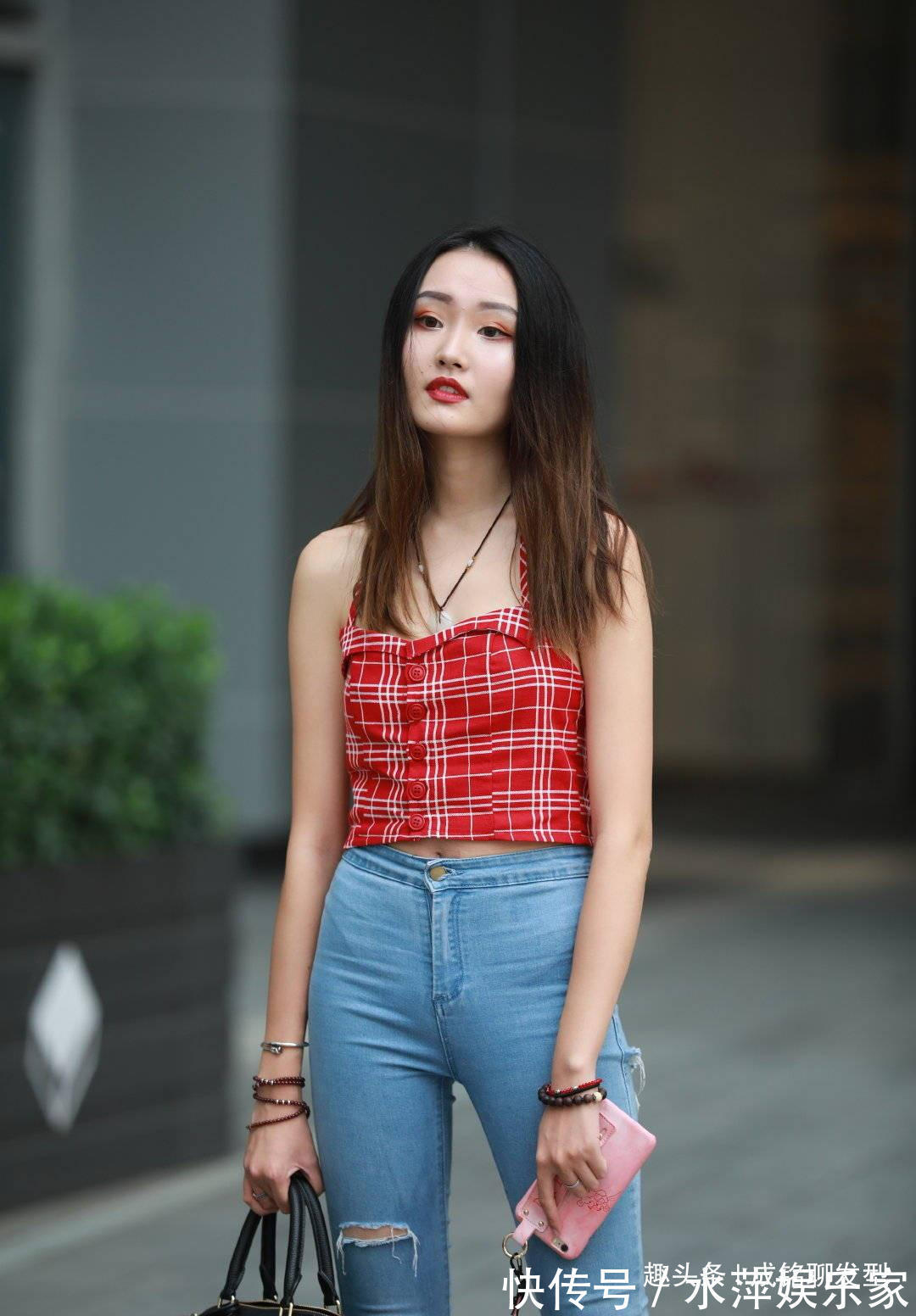 小姐姐 人手一件的牛仔裤这样穿，减龄瘦身又显身材，无抗拒力的时尚单品