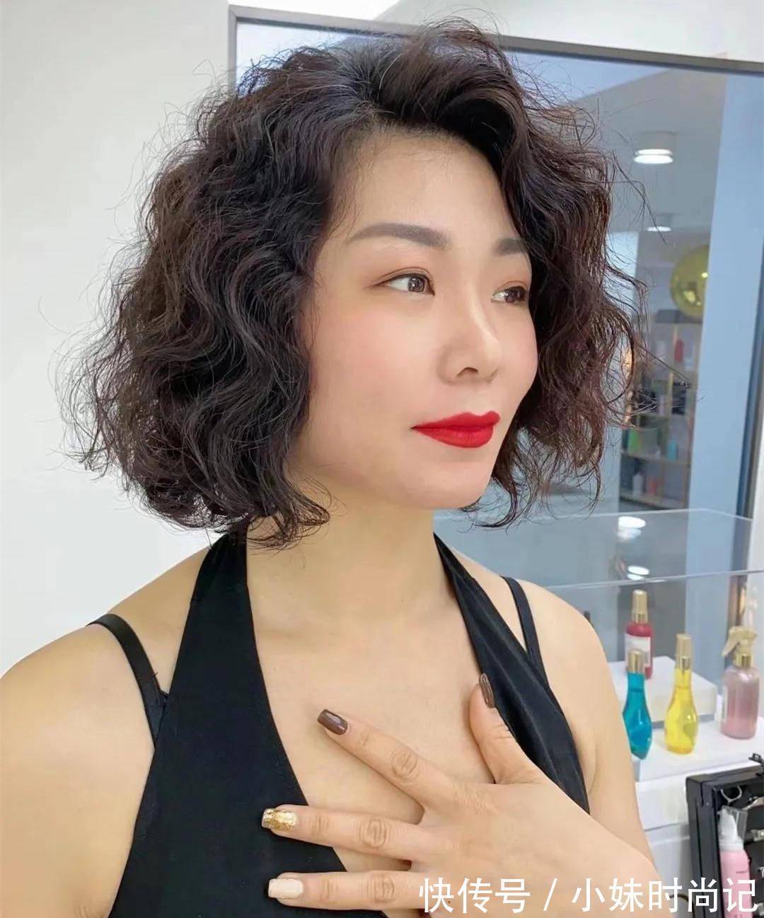 纹理烫|五六十岁的女人,建议过年烫发就选这三种发型,洋气减龄又显气质