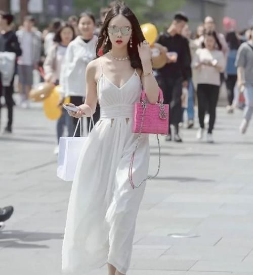 大长腿|紧身牛仔裤，搭配时尚显露肩上衣，展现完美身材！