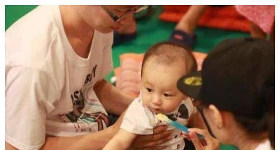 添加|多大给宝宝吃辅食好?可能不是你认为的6个月,还要看这几个因素