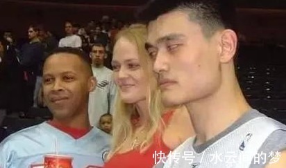 詹黑|NBA容易让人产生错觉照片,姚明偷瞄美女 詹皇怒吼母亲
