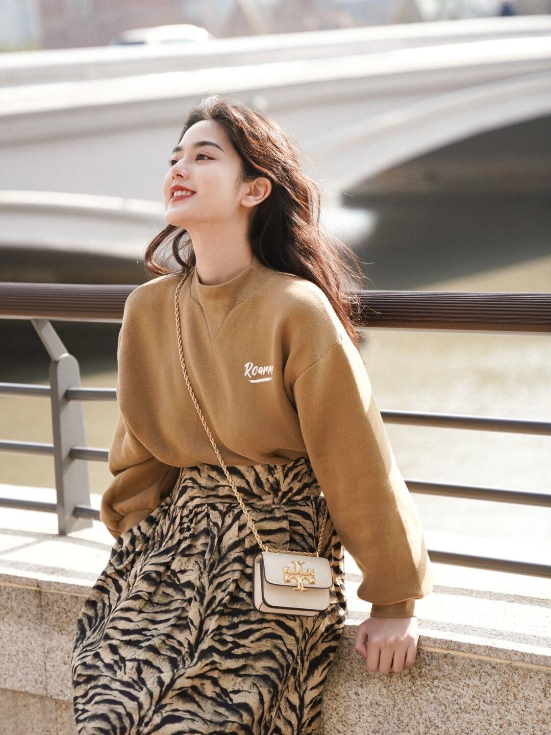 虎纹 半裙的魅力正在于此!get这5款,成熟女人拿捏时尚温柔气质!