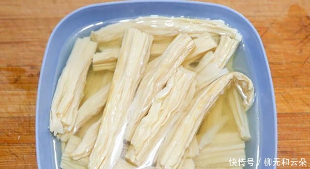 泡腐竹,直接加水就废了,大厨教你正确的做法,腐竹油亮味美