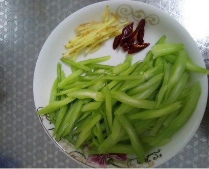 香干|女人冬天多吃“此菜”,美容养颜还不长肉,5块钱一盘3分钟上桌