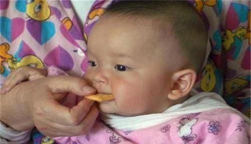 健康|孩子长了一口“鲨鱼牙”,妈妈着急送医,医生:无知害了孩子