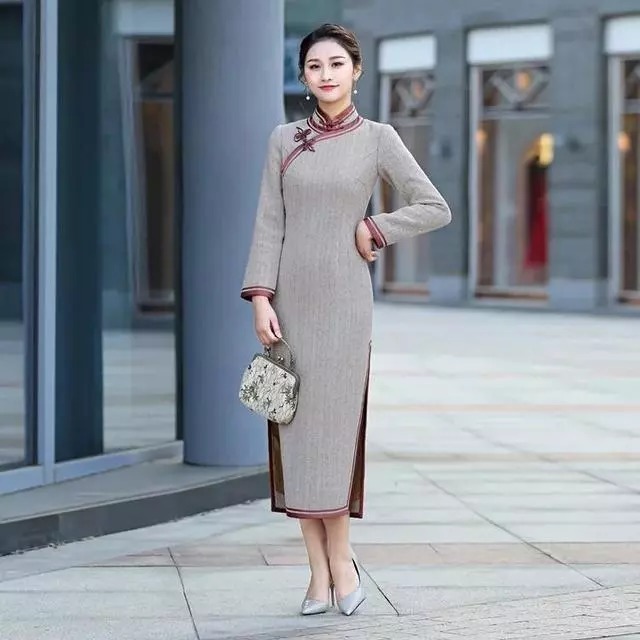 女人|沉稳轻熟灰色旗袍，端庄内敛又含蓄！