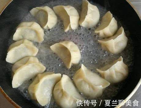 煎饺子时，先加油还是水？厨师长告诉你，正确的做法是这样！