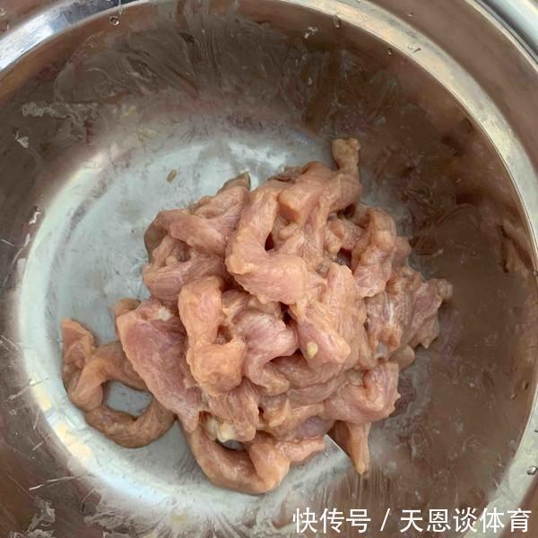 新鲜肉|刚从冰箱中拿出来的冻肉，千万不要加水泡，用这一招吃着像新鲜肉