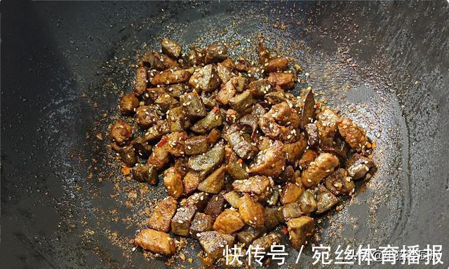 一日三餐|猪肝和瘦肉一起这样做出来,成菜香辣可口,营养好吃,下饭又下酒