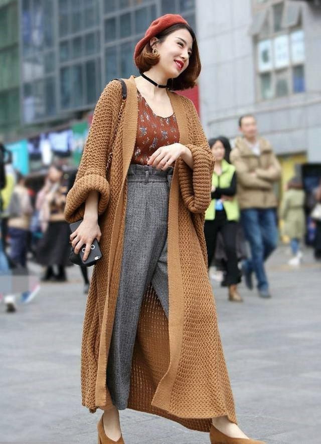  尽显|皮肤白皙的气质美女，一身前卫时尚的穿搭尽显女神风范