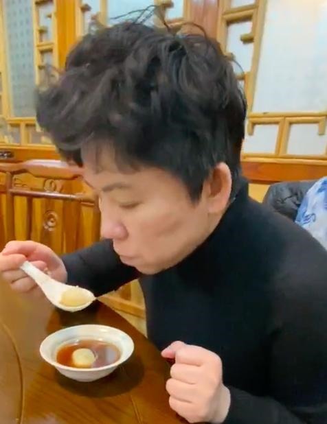 世界冠军|世界冠军邓亚萍晚餐吃太多,吃饭的碗比盆还大,网友够我吃两天