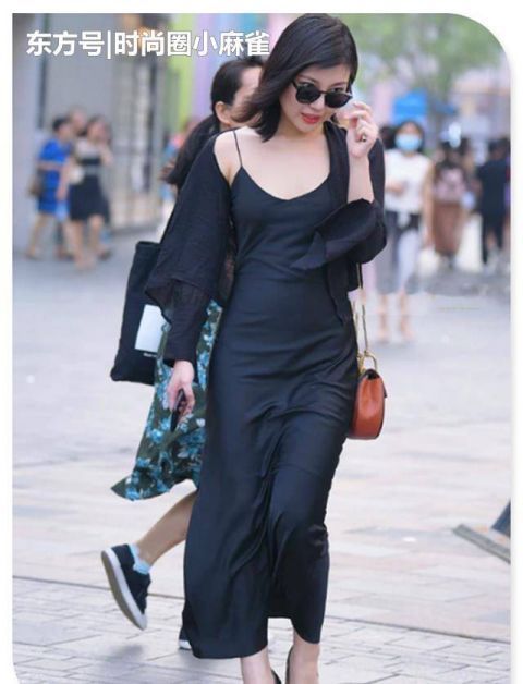 魅力|街拍完美身材的小姐姐,打底裤搭配,绽放时尚魅力