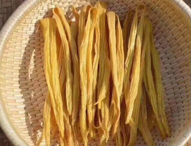 别用冷水泡腐竹，水里“多加2样”，10分钟泡开，口感筋道没硬心