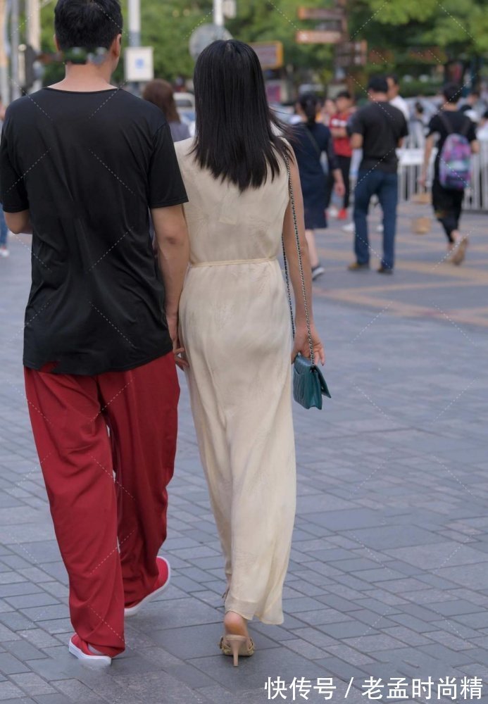 街拍|美女街拍:很优雅的气质美女,随和但不随便,总感觉像是在温柔的对我微笑