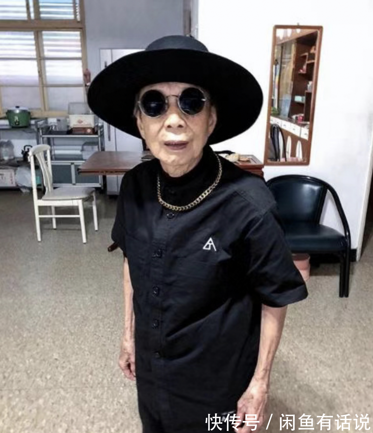 宽松感|93岁奶奶精气神真好,一身“潮装”减龄还时髦,比孙女辈还洋气