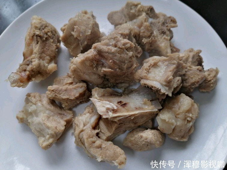 味道|炖排骨别总放土豆,它才是“绝配”,味道鲜美又补水,秋季别错过