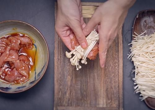 金针菇这样做太美味,搭配里脊肉煎着吃,焦香四溢又营养,真解馋