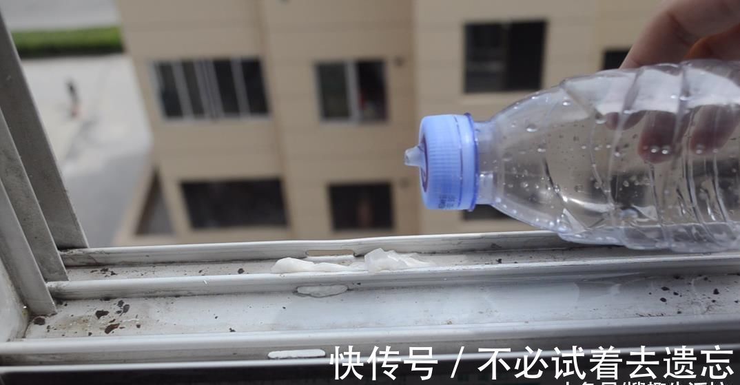 家家户户|塑料瓶别再扔了, 改造一下, 秒变清洁神器, 解决了家家户户的难题