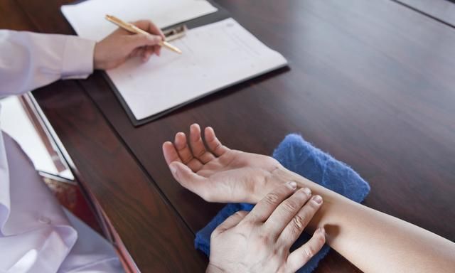 洁白|又长痘痘了怎么办可以用手挤吗注意以下几点,还你洁白肌肤