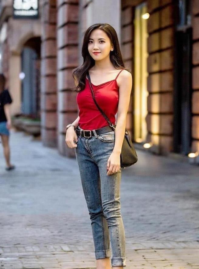 苗条 身材苗条的美女,仔热裤配柔美上衣,很显清爽与活力气息