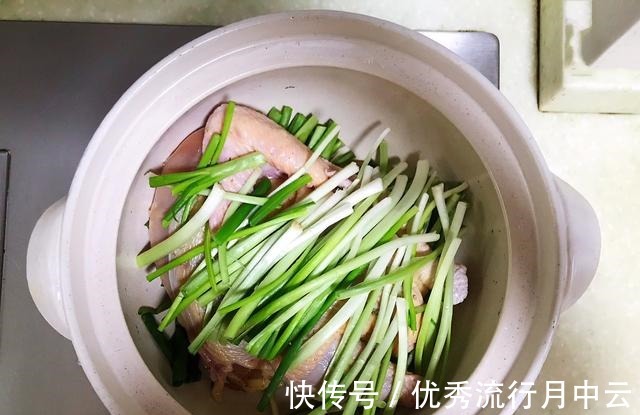 小葱|不加一滴水的葱油焖鸡，做法简单，吃一口就停不下来！