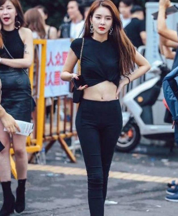 迷人|街拍性感紧身打底裤小姐姐,尽显迷人身姿